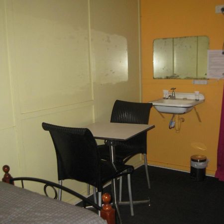 Australian Hotel Winton Budget Hotel Accommodation Exterior foto